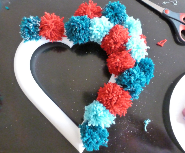 DIY Pom Pom Heart Wreath – Chalkfulloflove