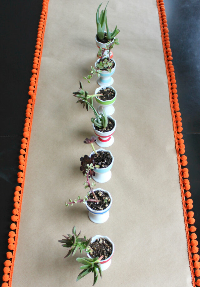 Pom pom table runner