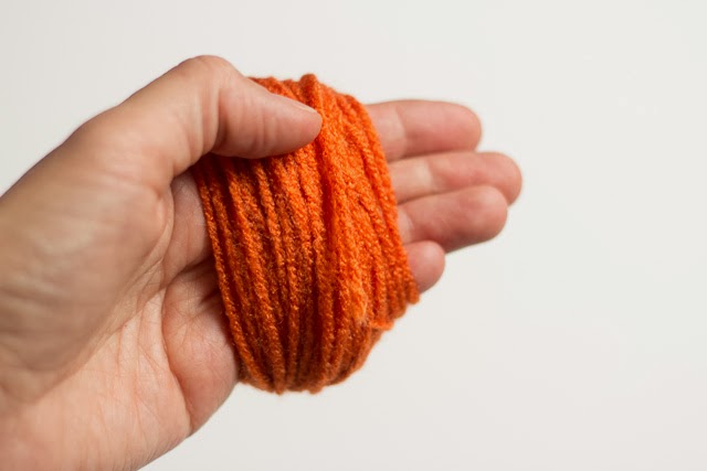 How to wrap yarn around your hand