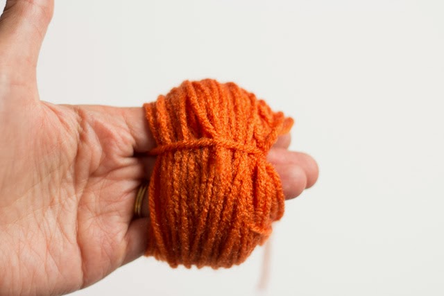 How to add a piece of yarn across the middle of the wrapped yarn