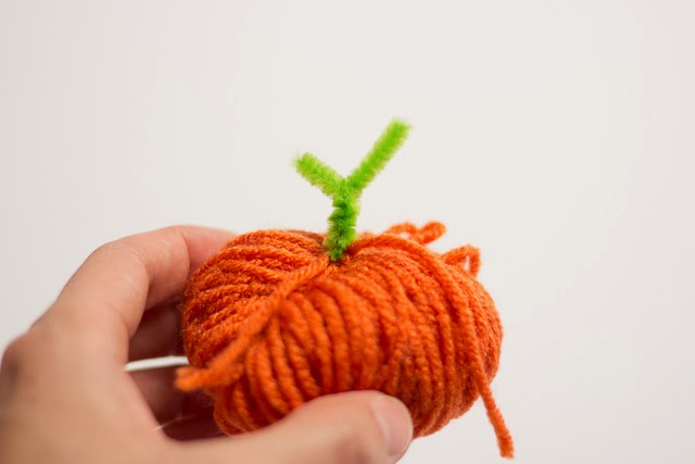 How to make yarn pumpkins - just like making a pom-pom!