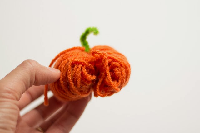 How to form the yarn pumpkin