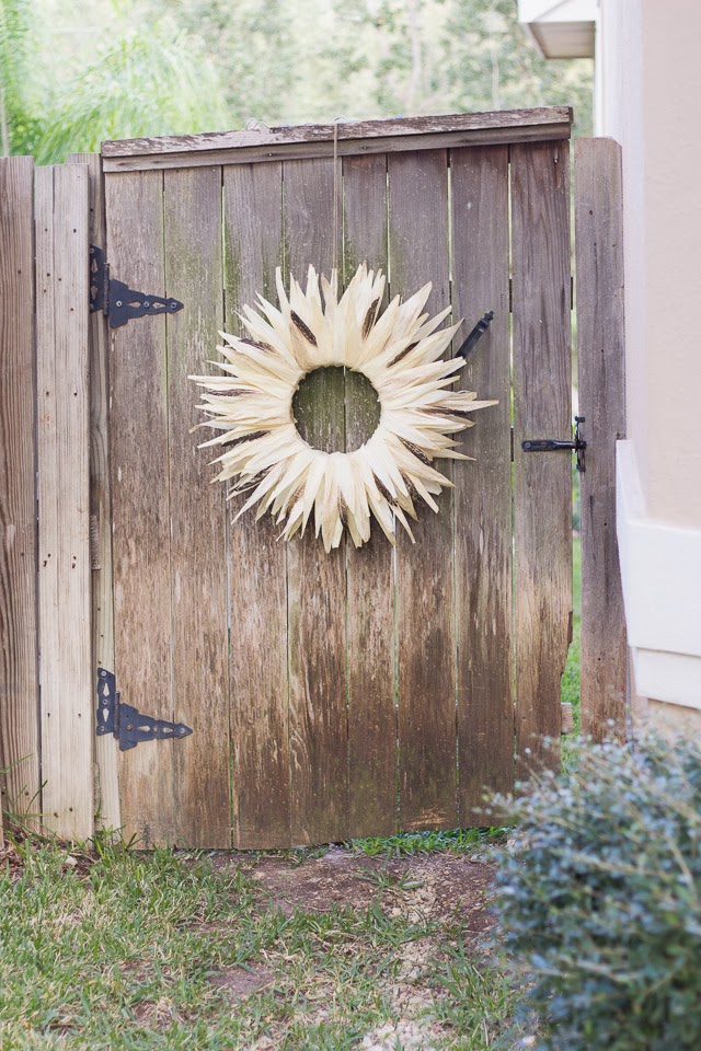 Make this gorgeous DIY fall wreath with inexpensive corn husks! Perfect Thanksgiving wreath! Make this gorgeous DIY fall wreath with inexpensive corn husks! Perfect Thanksgiving wreath!