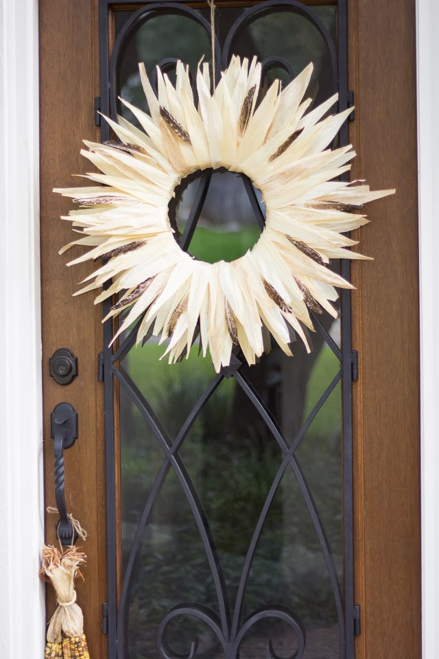 Make this gorgeous DIY fall wreath with inexpensive corn husks! Perfect Thanksgiving wreath!