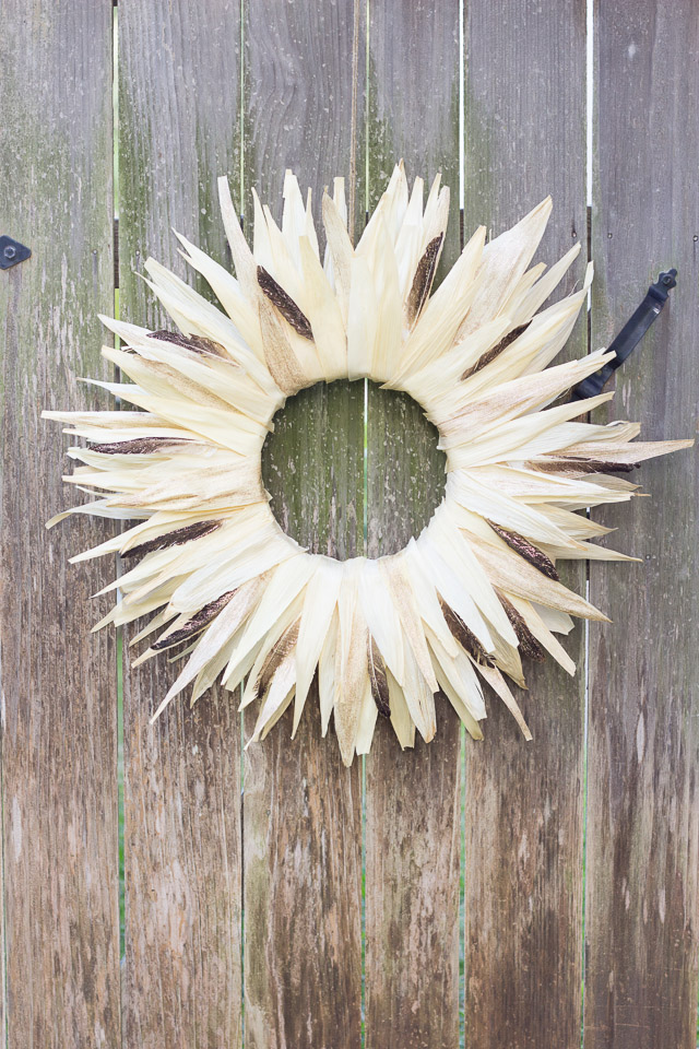 Corn husk and feather Thanksgiving wreath #thanksgivingwreath #cornhuskwreath #fallwreath