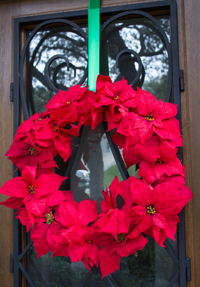 How to make a faux poinsettia Christmas wreath #christmaswreaths #pointsettiawreath