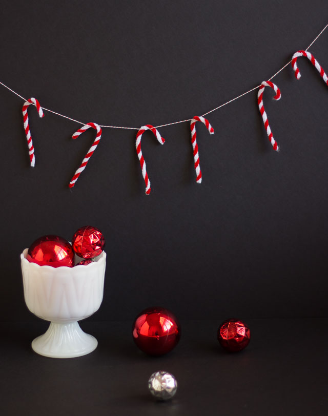 How to make a pipe cleaner candy cane garland #christmasgarland #christmascrafts #pipecleanercrafts