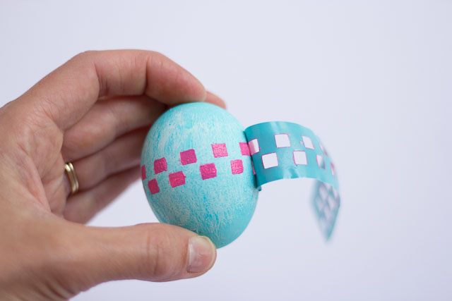 How to paint designs on Easter eggs
