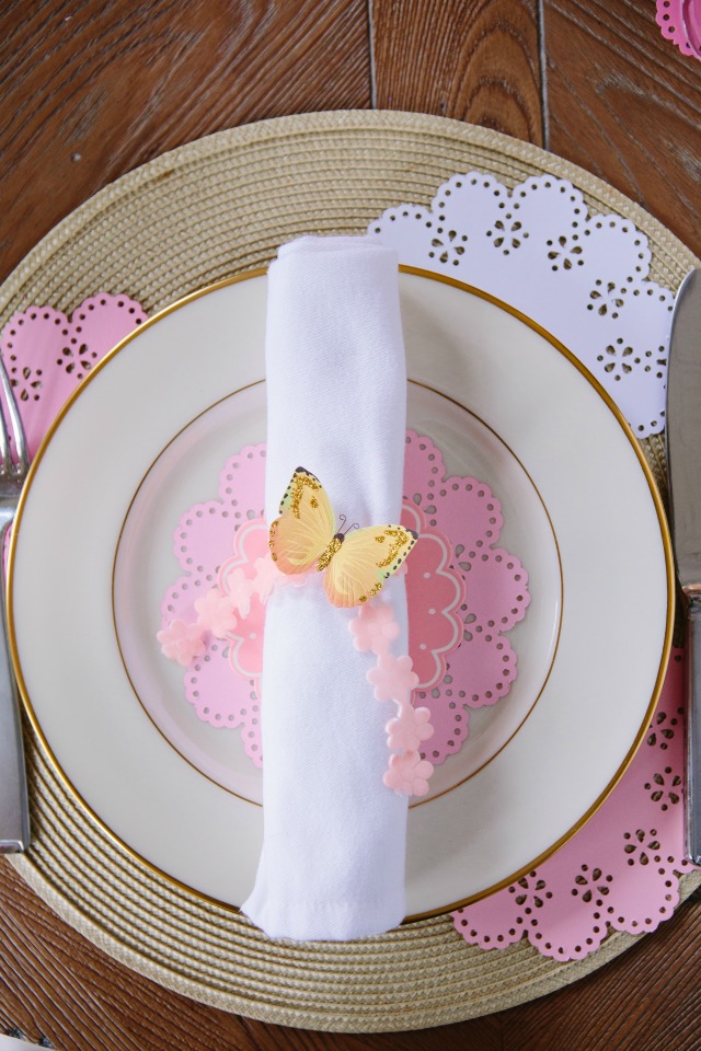 https://designimprovised.com/wp-content/uploads/2014/04/mothers-day-brunch-table-setting-ideas.jpg