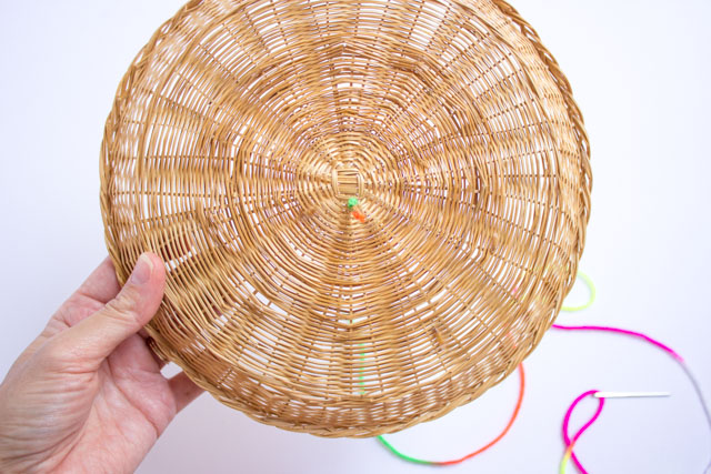 How to embroider baskets with yarn