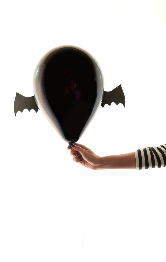 Transform black balloons into bats for your Halloween party! || Design Improvised blog