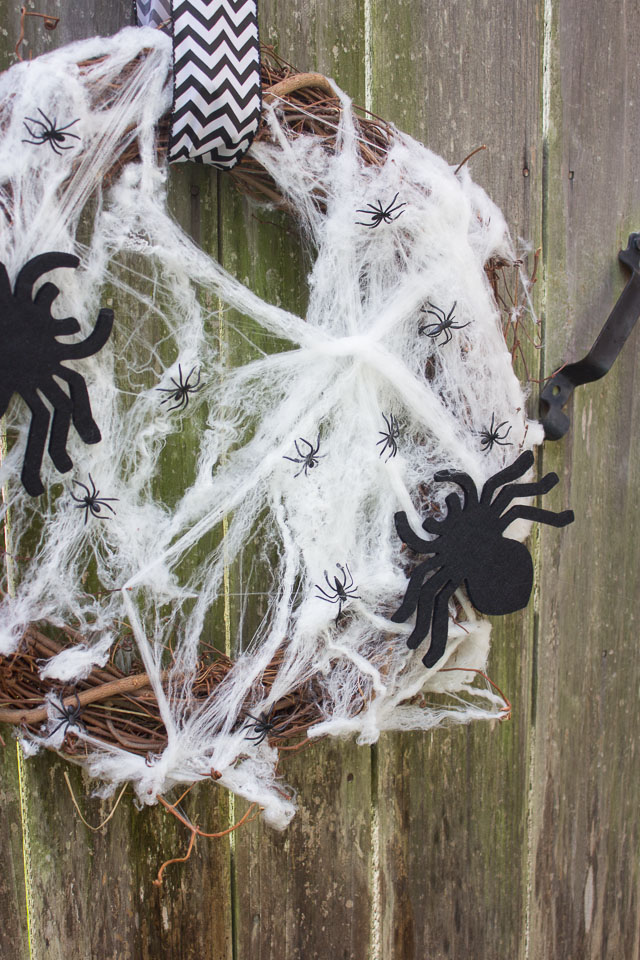 You can make this Halloween wreath in 5 minutes for under $10! || Design Improvised blog