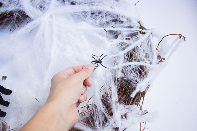 You can make this Halloween wreath in 5 minutes for under $10! || Design Improvised blog