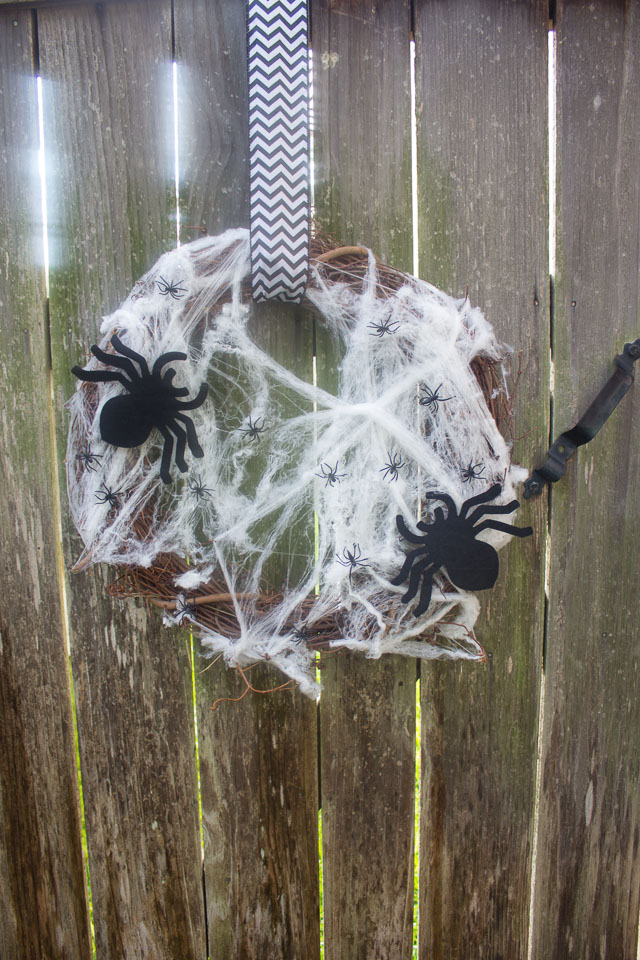 You can make this Halloween wreath in 5 minutes for under $10! || Design Improvised blog