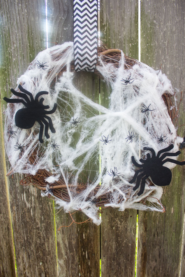 You can make this Halloween wreath in 5 minutes for under $10! || Design Improvised blog