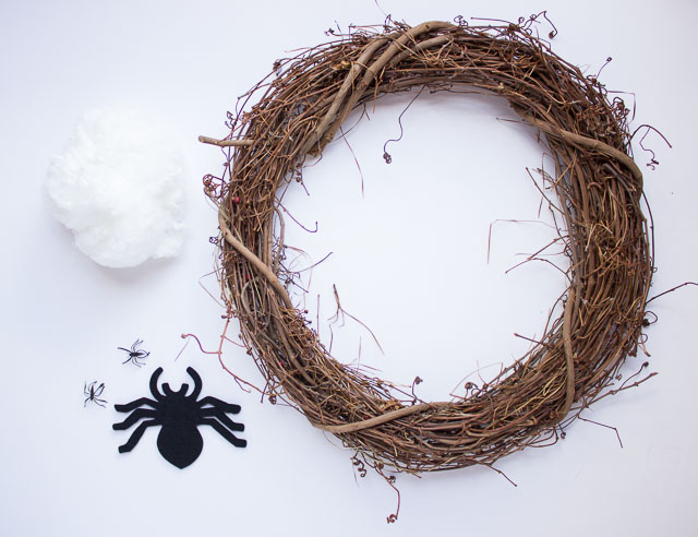 You can make this Halloween wreath in 5 minutes for under $10! || Design Improvised blog