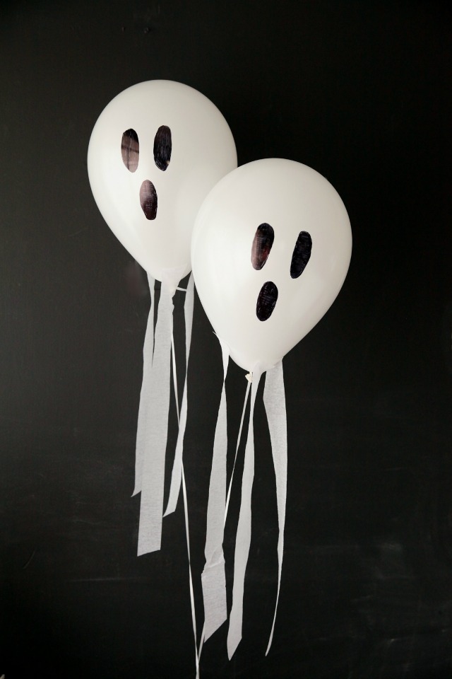 These DIY ghost balloons look like they are flying through the air! || Design Improvised blog
