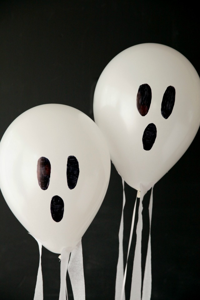 These DIY ghost balloons look like they are flying through the air! || Design Improvised blog