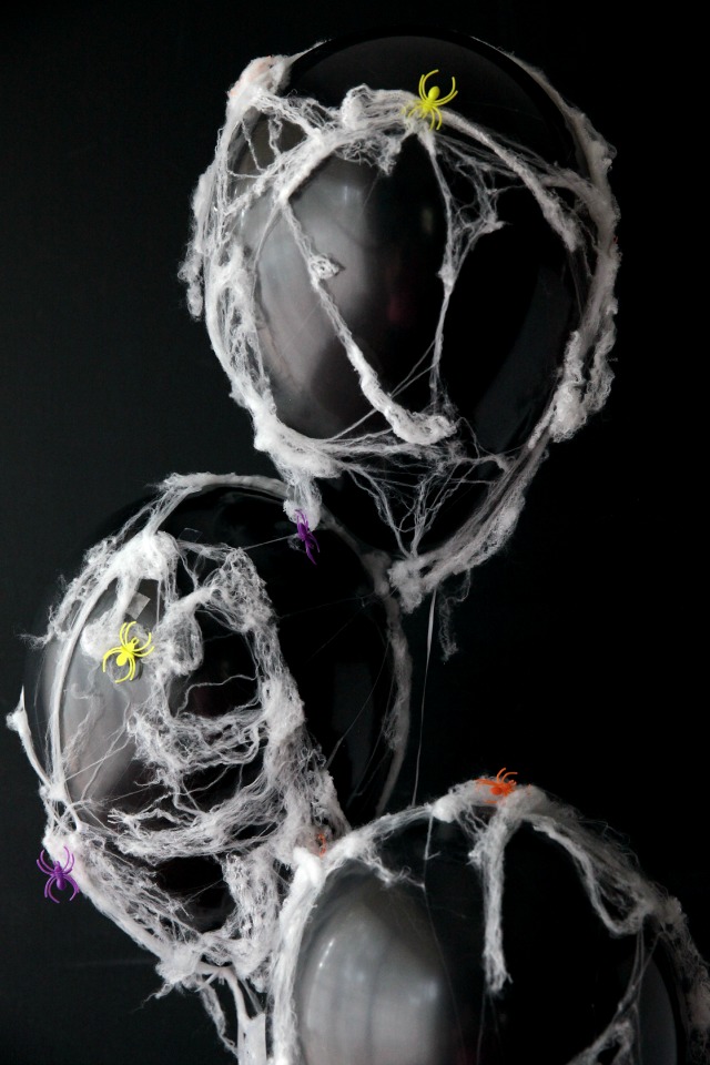 Spooky DIY spider web balloons || Design Improvised blog