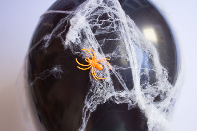 Spooky DIY spider web balloons || Design Improvised blog