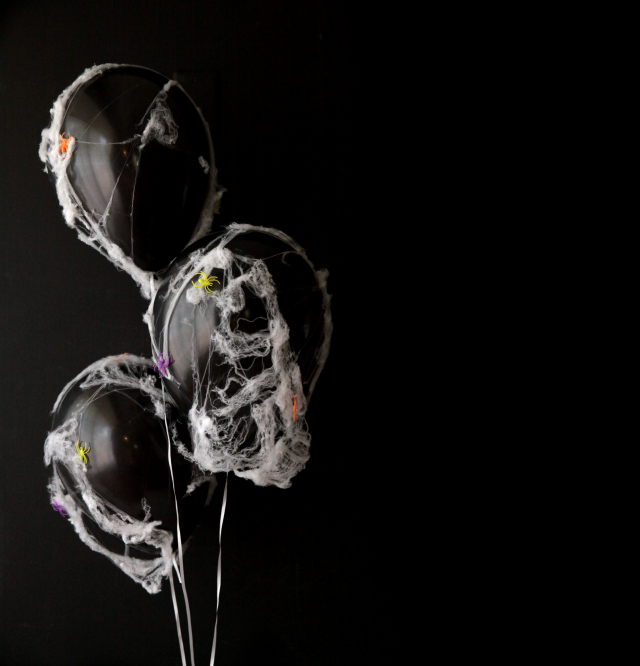 Spooky DIY spider web balloons || Design Improvised blog