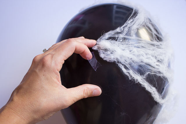 Spooky DIY spider web balloons || Design Improvised blog