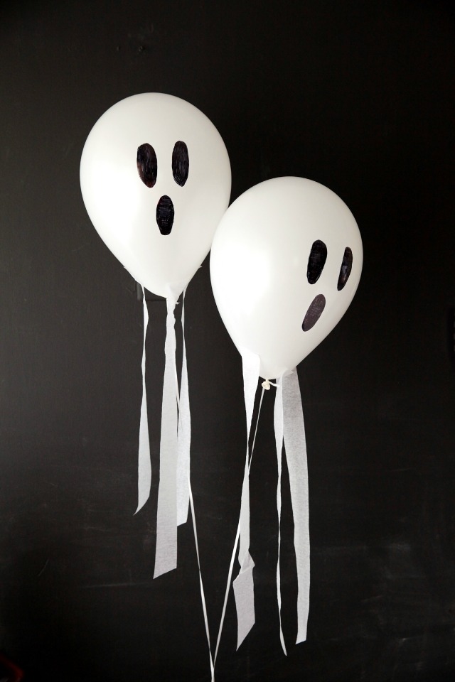 These DIY ghost balloons look like they are flying through the air! || Design Improvised blog