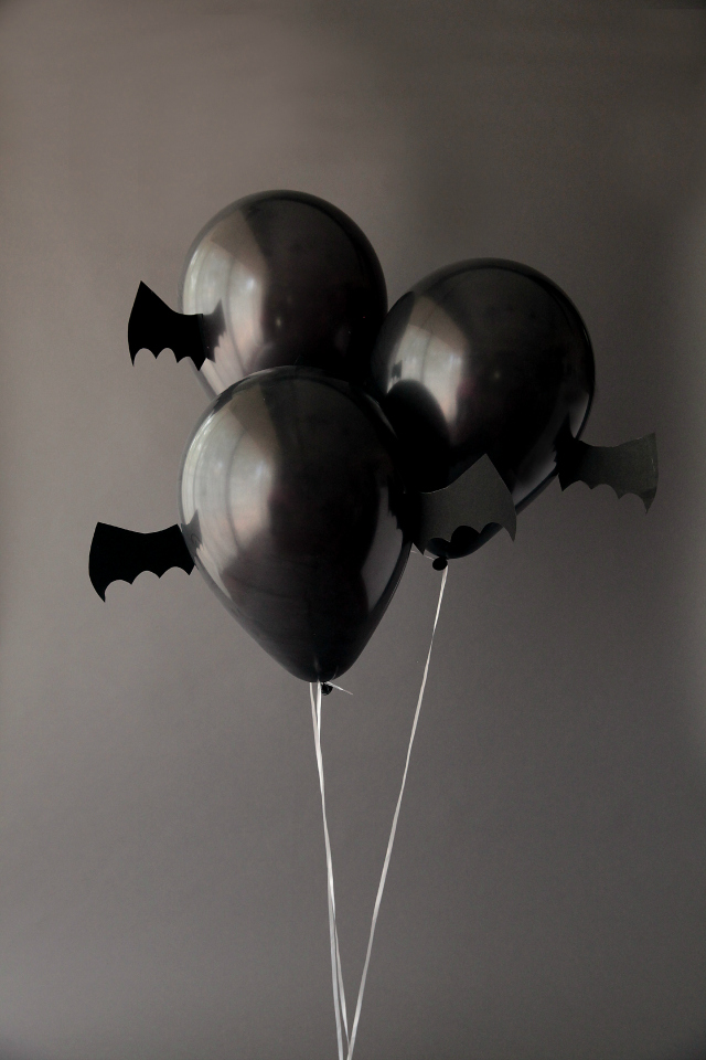 Transform Black Balloons Into Bats For Your Halloween Party! || Design