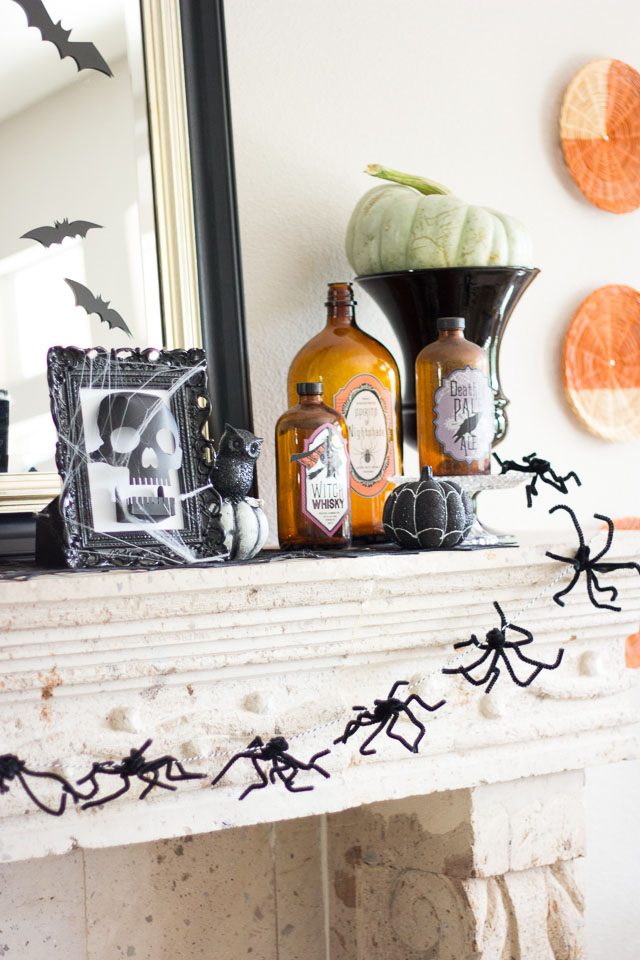 Pipe cleaners were meant to be spiders! Use them to whip of this simple Halloween spider garland in minutes. http://designimprovised.com