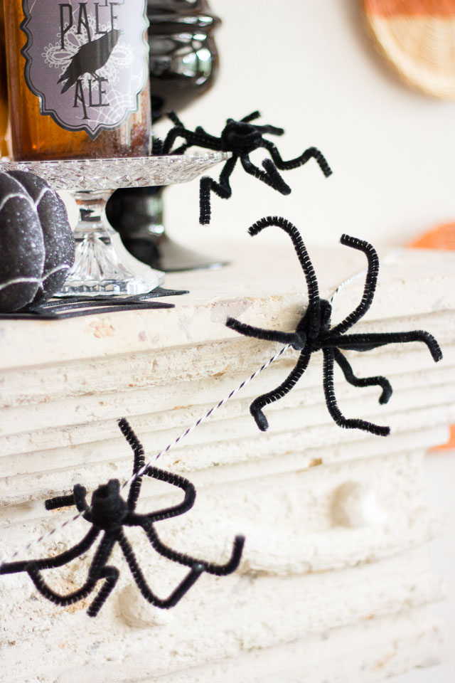 Pipe cleaners were meant to be spiders! Use them to whip of this simple Halloween spider garland in minutes. http://designimprovised.com