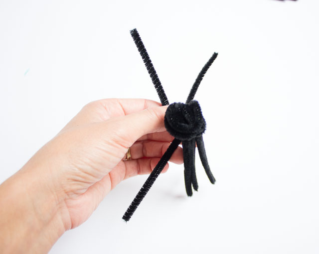 Pipe cleaners were meant to be spiders! Use them to whip of this simple Halloween spider garland in minutes. http://designimprovised.com