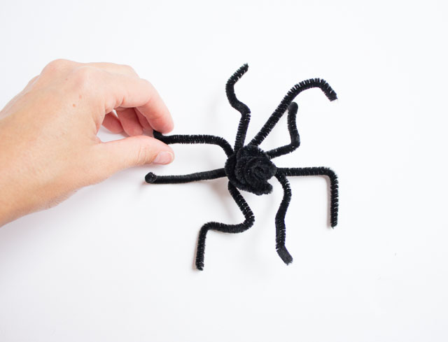 Pipe cleaners were meant to be spiders! Use them to whip of this simple Halloween spider garland in minutes. http://designimprovised.com