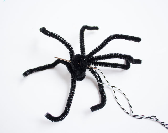 Pipe Cleaner Spider Garland - Design Improvised