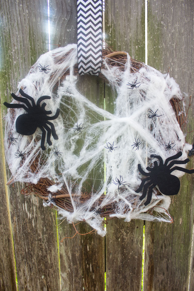How to make a Halloween spider wreath #halloweenwreath #spiderwreath