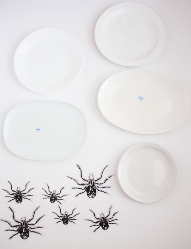 Transform mismatched plates from the thrift store into creepy crawly Halloween wall decor in minutes! http://designimprovised.com