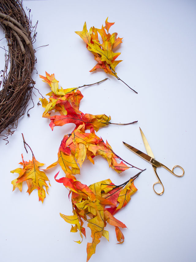 A stunning fall leaf wreath you can make in 15 minutes from preserved oak leaves from the craft store! || http://www.designimprovised.com