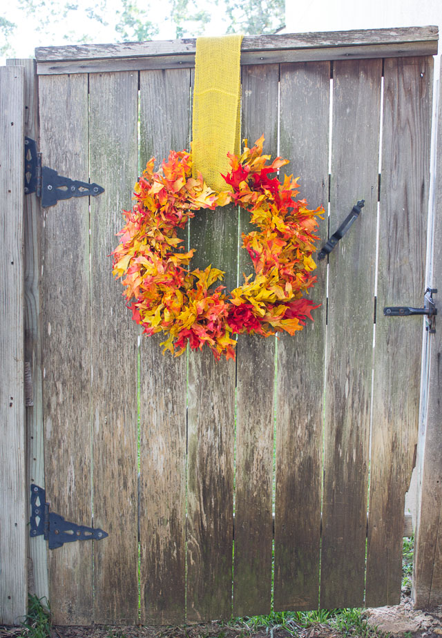 A stunning fall leaf wreath you can make in 15 minutes from preserved oak leaves from the craft store! || http://www.designimprovised.com