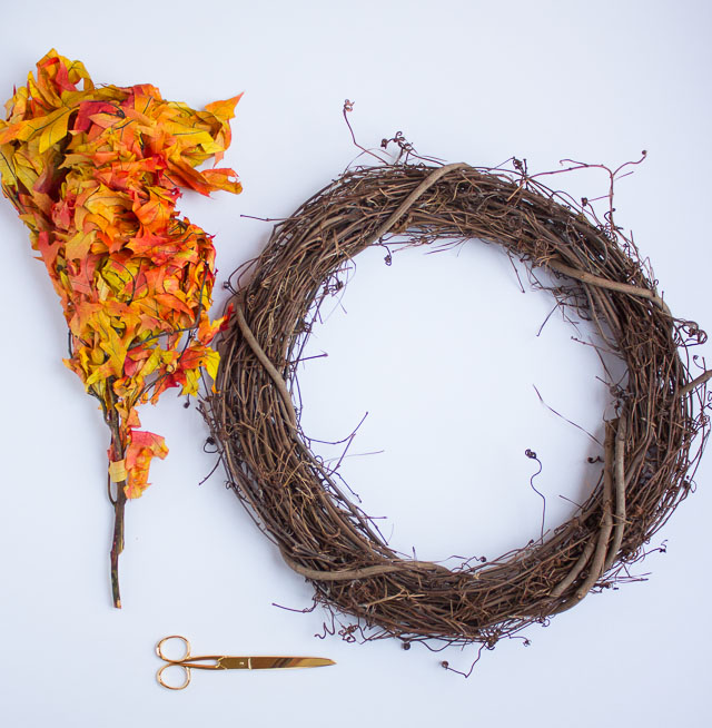 A stunning fall leaf wreath you can make in 15 minutes from preserved oak leaves from the craft store! || http://www.designimprovised.com