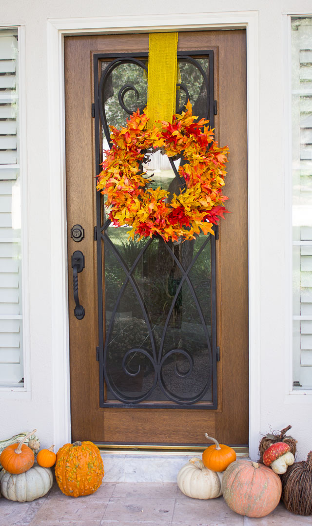 A stunning fall leaf wreath you can make in 15 minutes from preserved oak leaves from the craft store! || http://www.designimprovised.com