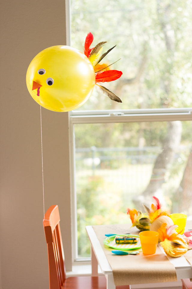 Turkey balloons - the perfect addition for a Thanksgiving kids table! || http://www.designimprovised.com