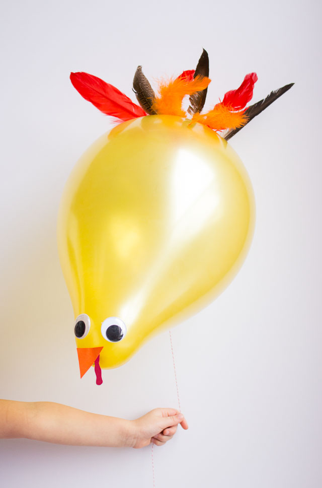 Turkey balloons - the perfect addition for a Thanksgiving kids table! || http://www.designimprovised.com