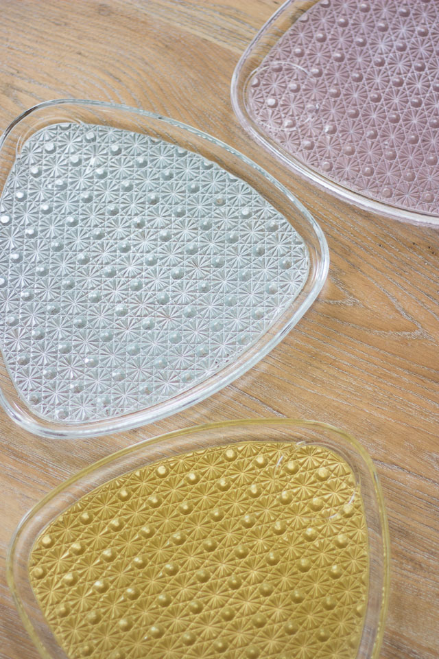 Give retro thrift store dishes a modern makeover with metallic paint! || www.designimprovised.com