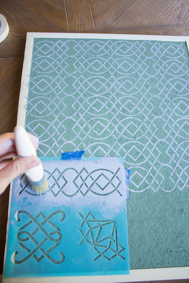 How to stencil a cork bulletin board || http://www.designimprovised.com