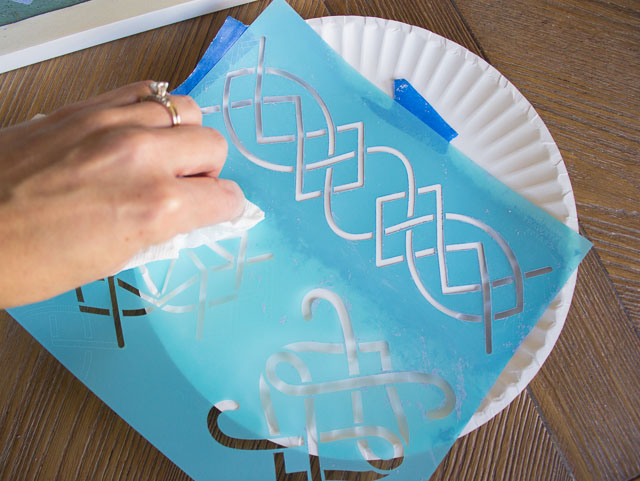 How to stencil a cork bulletin board || http://www.designimprovised.com