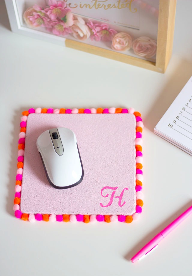 DIY Pom-Pom Mouse Pad