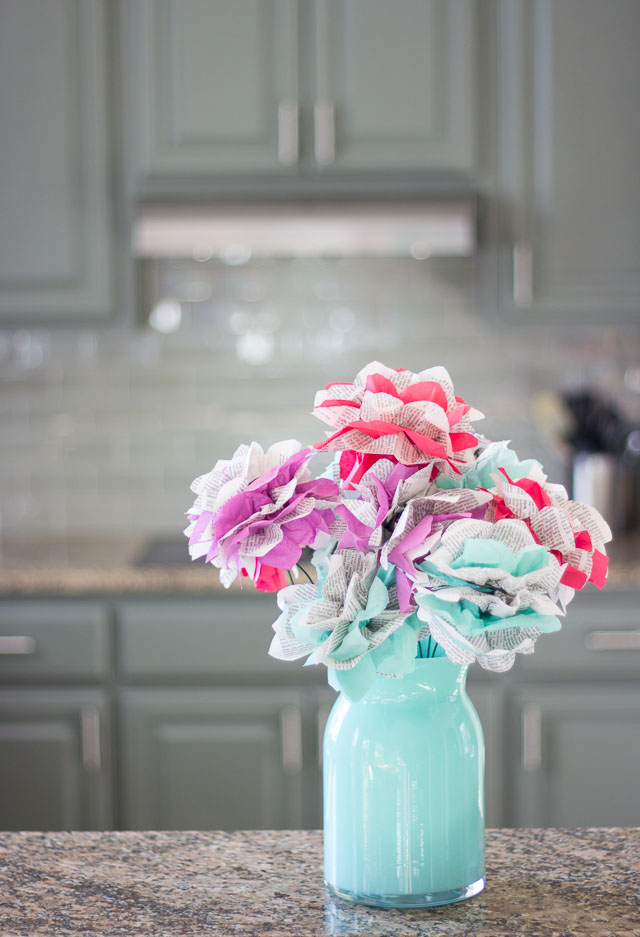 Turn old encyclopedia pages into these gorgeous flowers! A great thrift store project