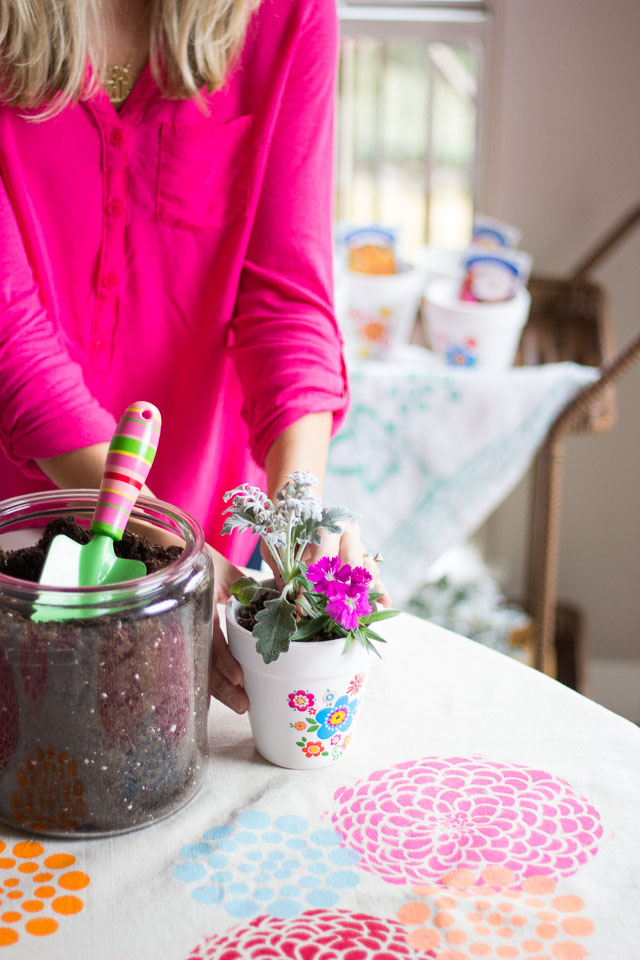 Invite your friends over to plant their first flowers of the spring season by holding a potting party! #feelglade