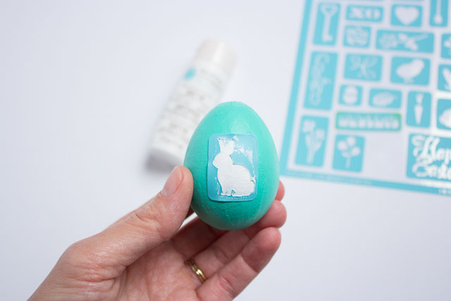 Stenciled Easter Eggs - use Martha Stewart adhesive stencils to create these super sweet Easter eggs!