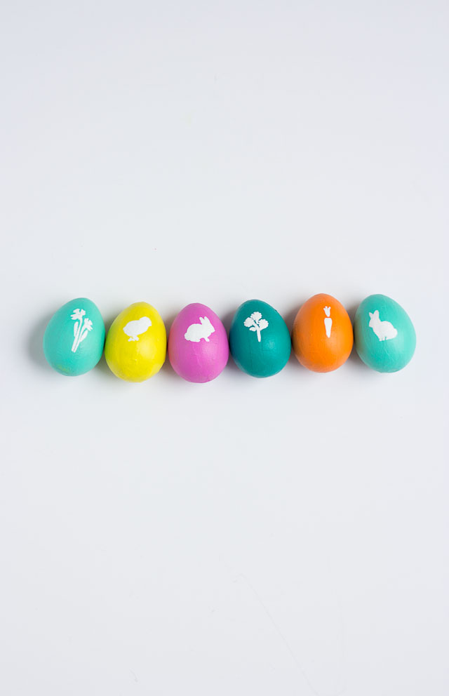 Stenciled Easter Eggs - use Martha Stewart adhesive stencils to create these super sweet Easter eggs!