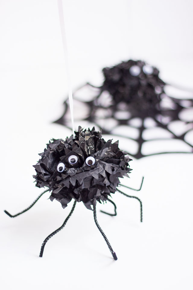 Halloween pom-pom spider balloons